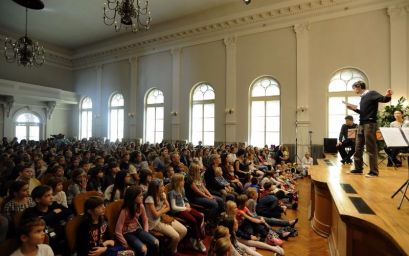 Mlada publika u svečanoj dvorani Hrvatskog glazbenog zavoda tijekom Koncerta za djecu